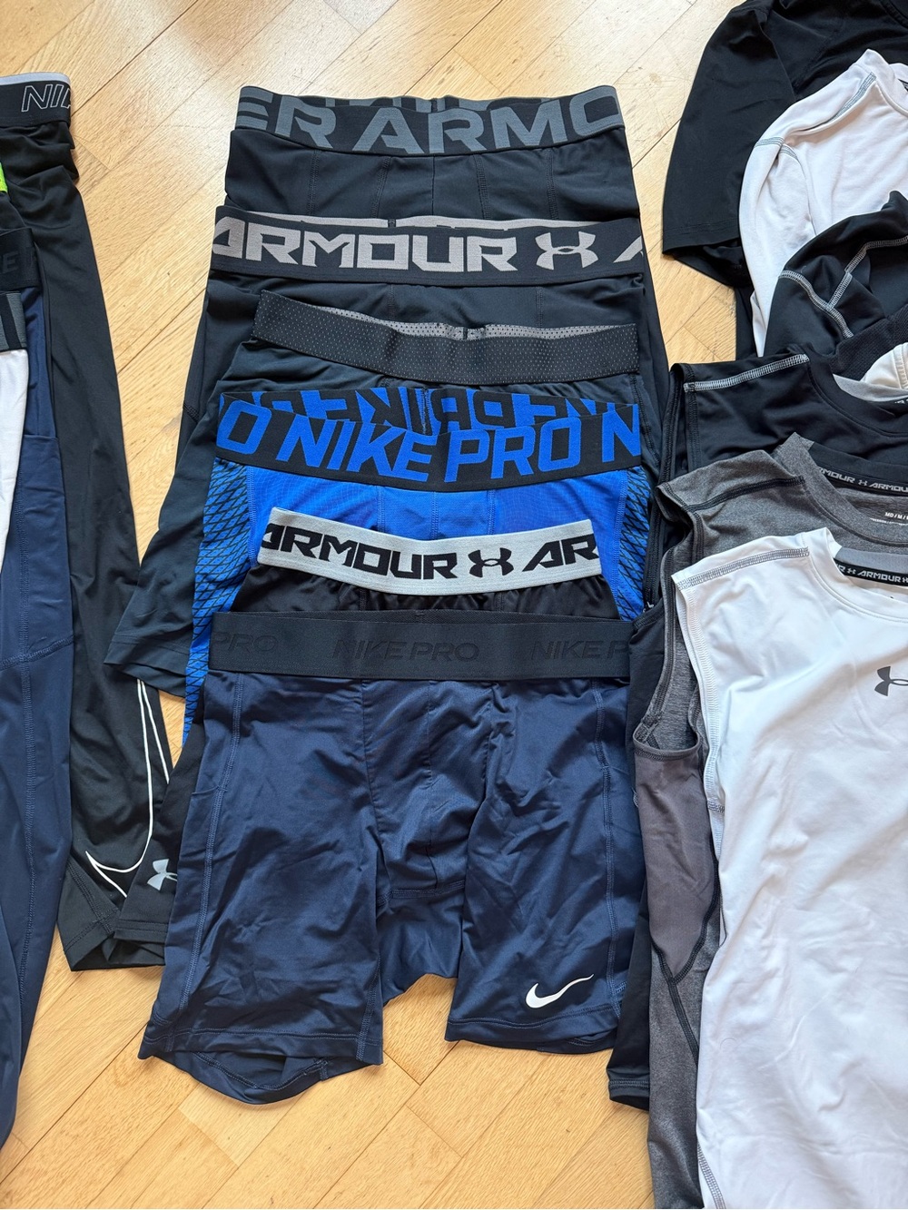 Bundle of Mens Medium and Large Nike and Under Armour Compression Gear - Picture 3 of 4